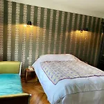 Luxury Marais With Authentic Parisian Flair