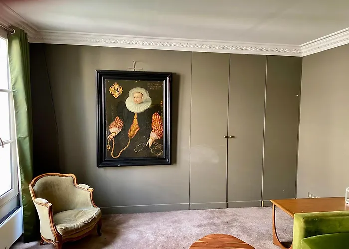 Luxury Marais With Authentic Parisian Flair