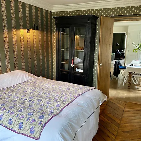 Luxury Marais With Authentic Parisian Flair