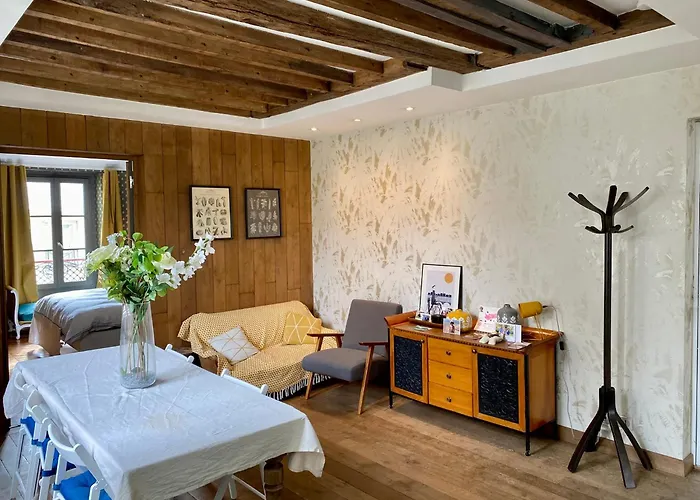 شقة Luxury Marais With Authentic Parisian Flair