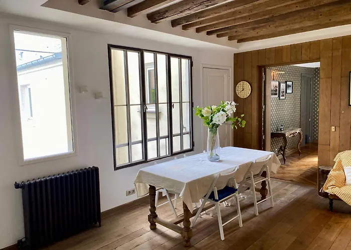 Luxury Marais With Authentic Parisian Flair شقة