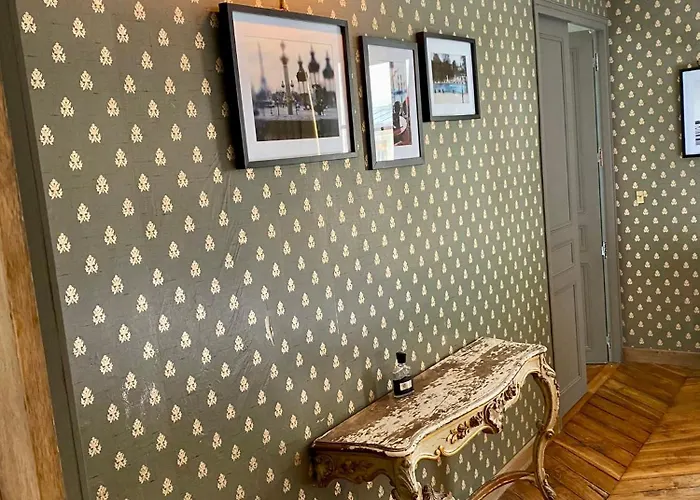 شقة Luxury Marais With Authentic Parisian Flair باريس