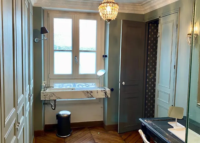Luxury Marais With Authentic Parisian Flair باريس