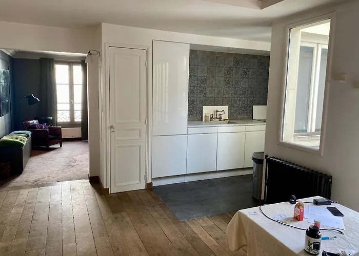 شقة Luxury Marais With Authentic Parisian Flair